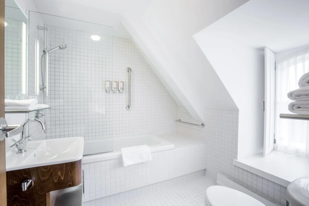 Le Monastère des Augustines contemporary bathroom